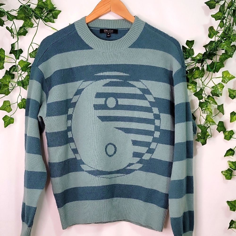 Witty Fox. Sweater. Ying Yang. Size Medium. EUC